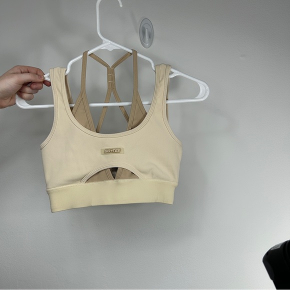 Bo+Tee Layered Keyhole Sports Bra Athletic Top Workout Tank Cream Size XS - Picture 2 of 15